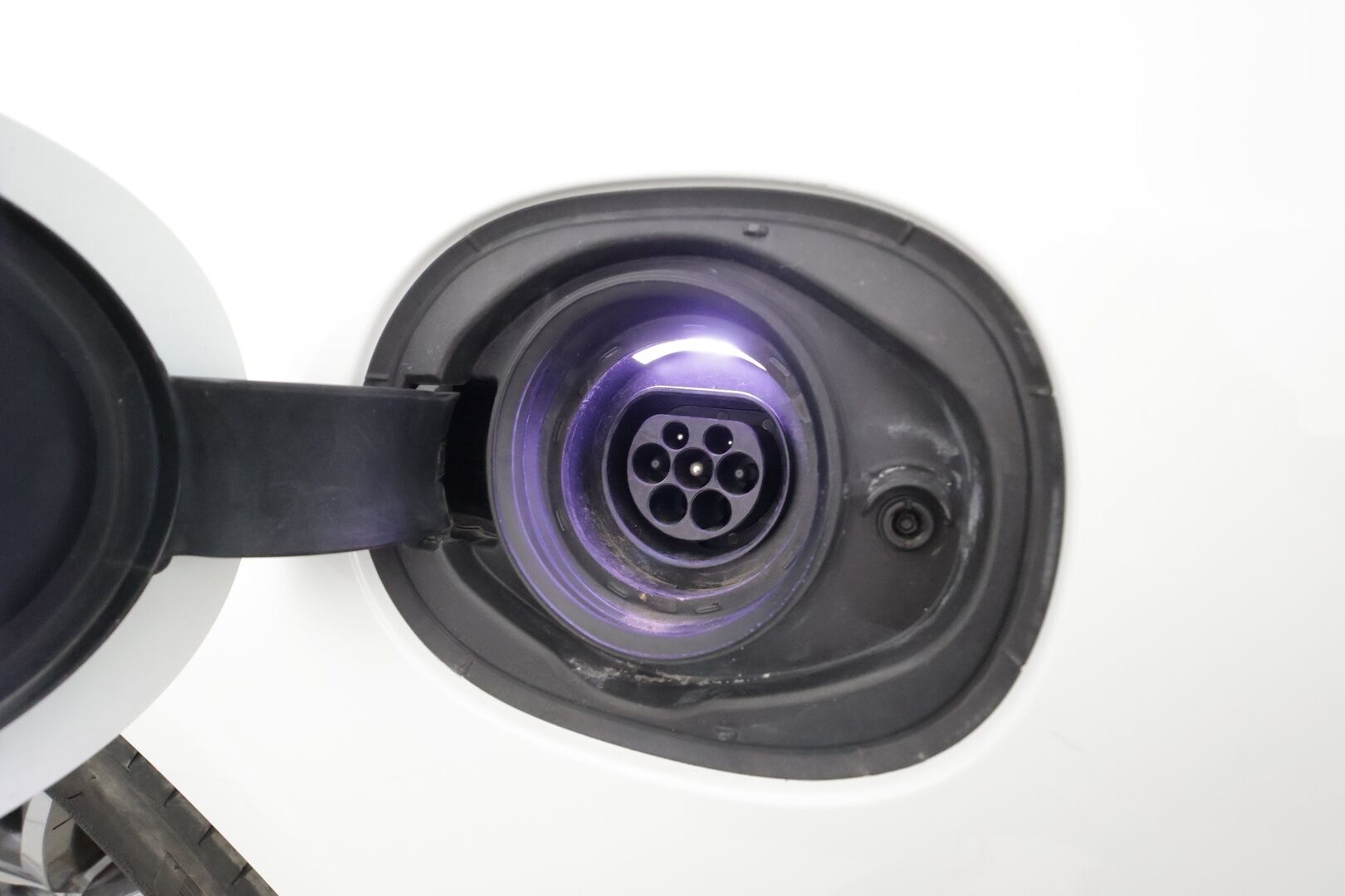 Volvo V90 2020 T8 TwE AWD R-Design aut * ACC / HUD / 360° / Webasto / Muistipenkki / Full LED / BLIS / Navi / Puolinahat * - Suomi-auto / Kahdet renkaat alumiinivanteilla / Juuri katsastettu - HULLUT JOULUT KORKOTARJOUS 2,49% 