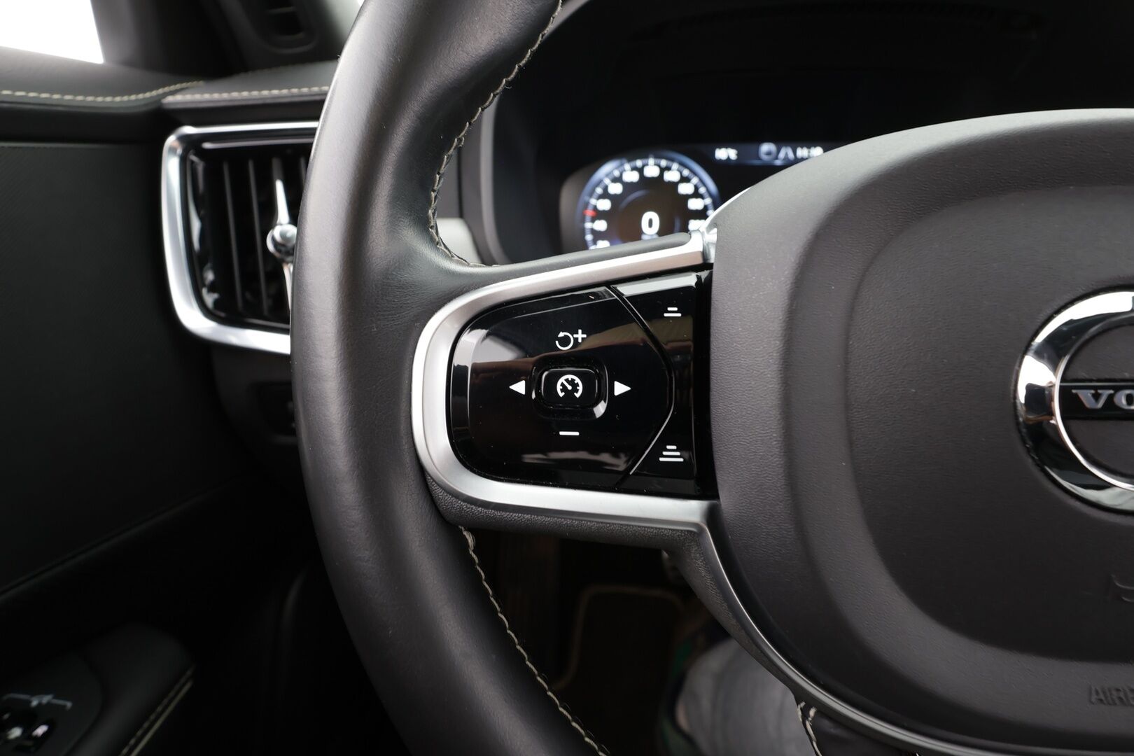 Volvo V90 2020 T8 TwE AWD R-Design aut * ACC / HUD / 360° / Webasto / Muistipenkki / Full LED / BLIS / Navi / Puolinahat * - Suomi-auto / Kahdet renkaat aluvanteilla