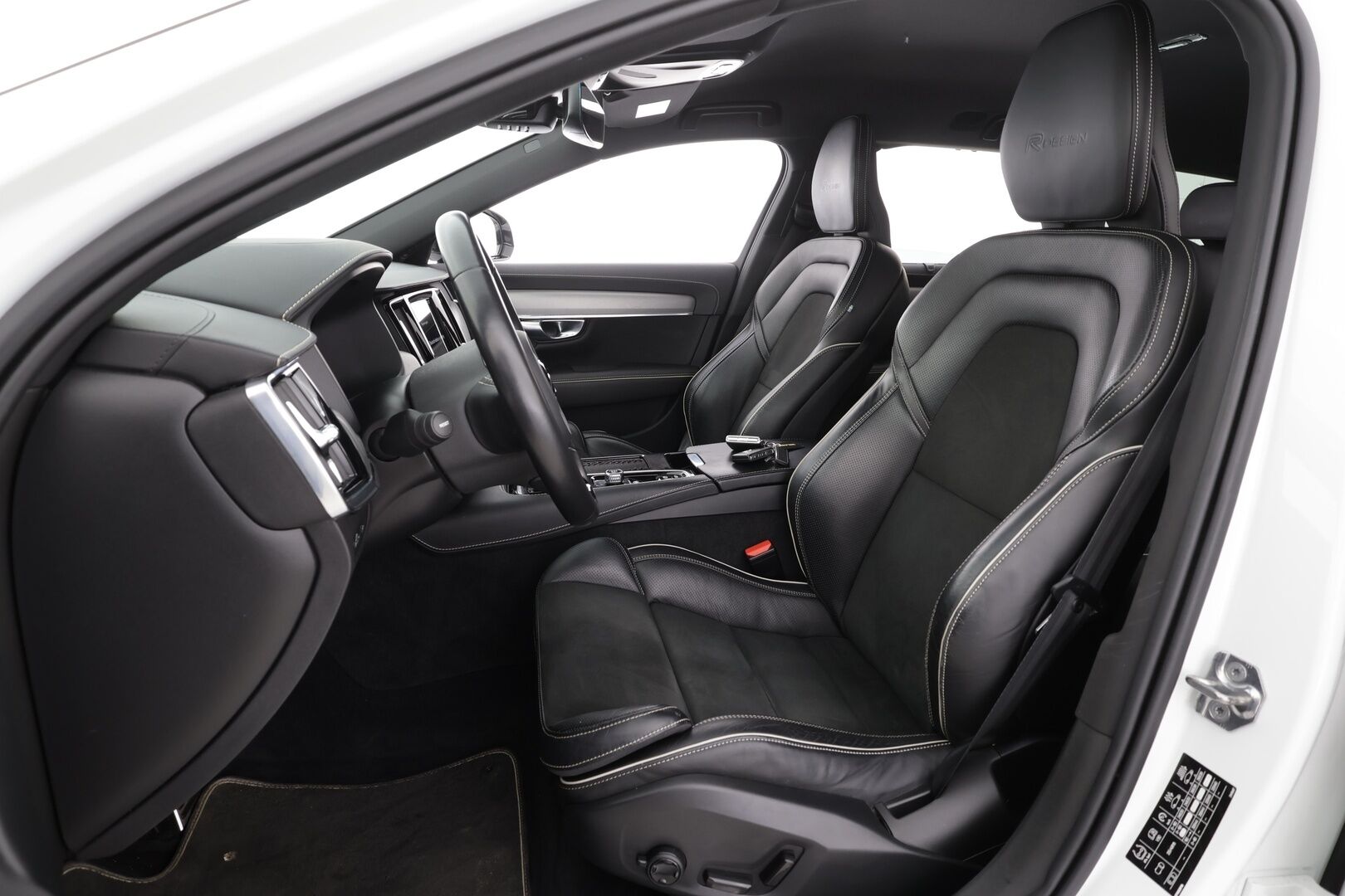 Volvo V90 2020 T8 TwE AWD R-Design aut * ACC / HUD / 360° / Webasto / Muistipenkki / Full LED / BLIS / Navi / Puolinahat * - Suomi-auto / Kahdet renkaat aluvanteilla