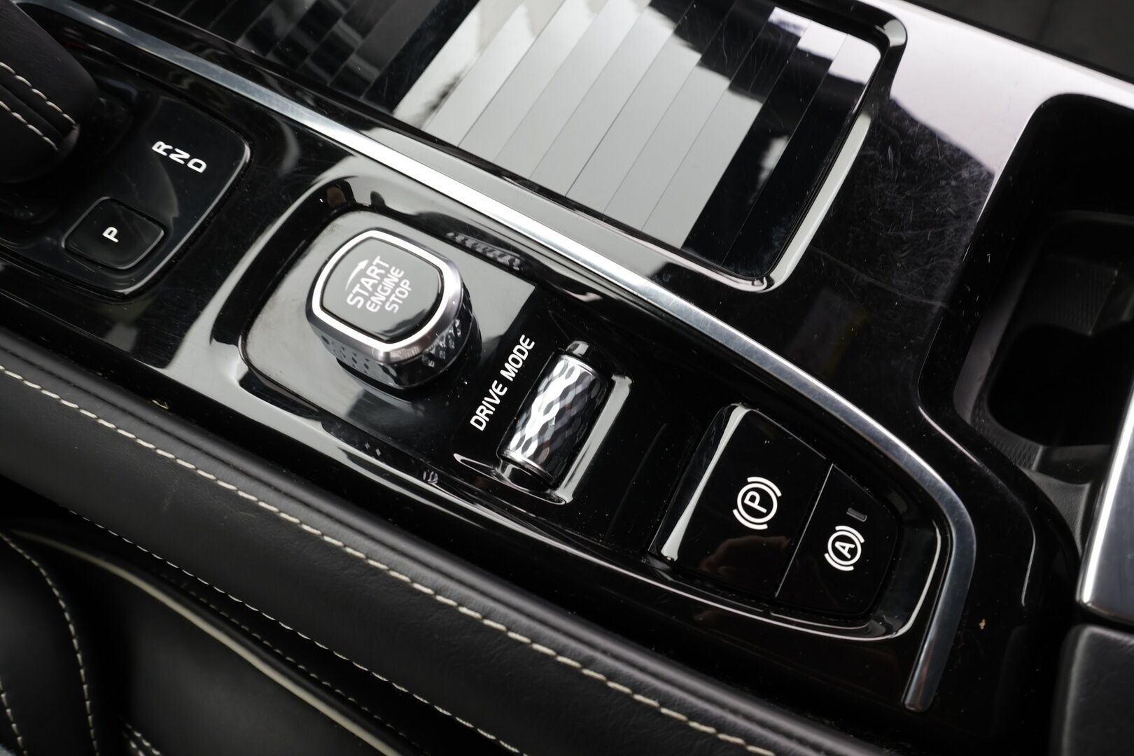 Volvo V90 2020 T8 TwE AWD R-Design aut * ACC / HUD / 360° / Webasto / Muistipenkki / Full LED / BLIS / Navi / Puolinahat * - Suomi-auto / Kahdet renkaat aluvanteilla
