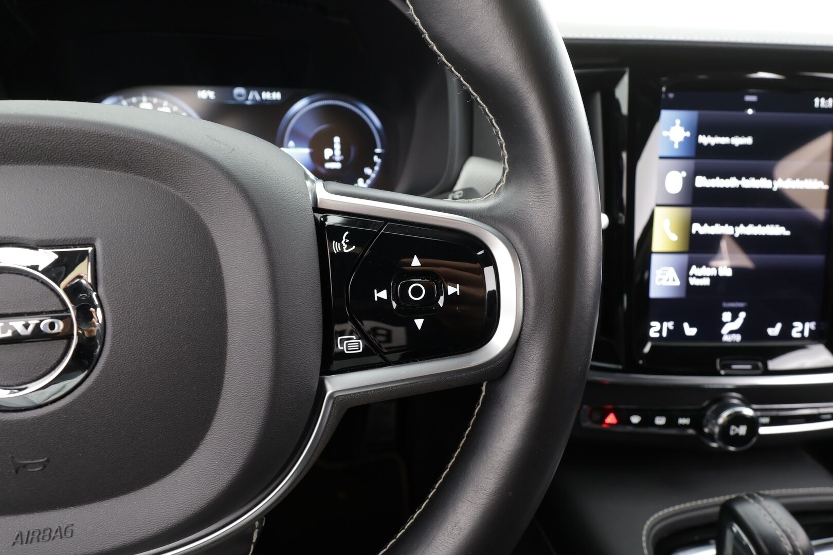 Volvo V90 2020 T8 TwE AWD R-Design aut * ACC / HUD / 360° / Webasto / Muistipenkki / Full LED / BLIS / Navi / Puolinahat * - Suomi-auto / Kahdet renkaat alumiinivanteilla / Juuri katsastettu - HULLUT JOULUT KORKOTARJOUS 2,49% 