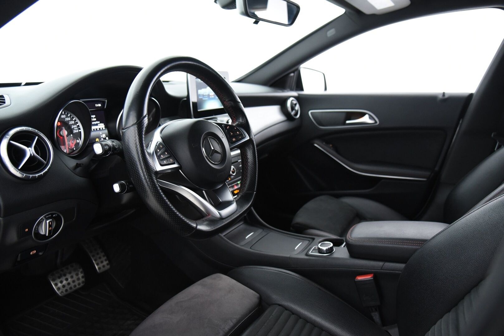 Mercedes-Benz CLA 2016 200 A Shooting Brake Business AMG / Bi-Xenon / Sporttipenkit / Lohkolämmitin - Night-paketti / Bluetooth / Tyylikäs yksilö!