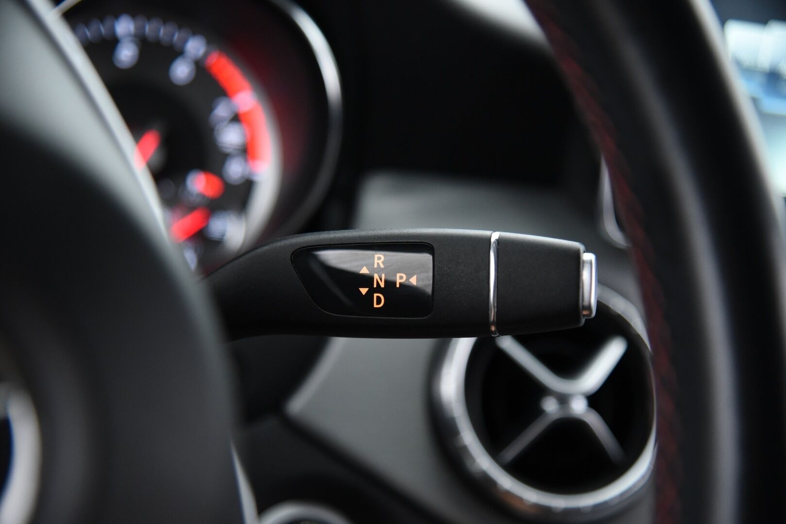 Mercedes-Benz CLA 2016 200 A Shooting Brake Business AMG / Bi-Xenon / Sporttipenkit / Lohkolämmitin - Night-paketti / Bluetooth / Tyylikäs yksilö!