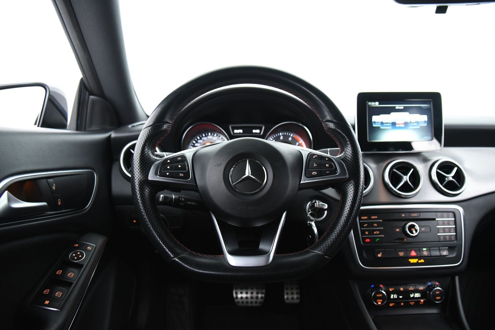 Mercedes-Benz CLA 2016 200 A Shooting Brake Business AMG / Bi-Xenon / Sporttipenkit / Lohkolämmitin - Night-paketti / Bluetooth / Tyylikäs yksilö!