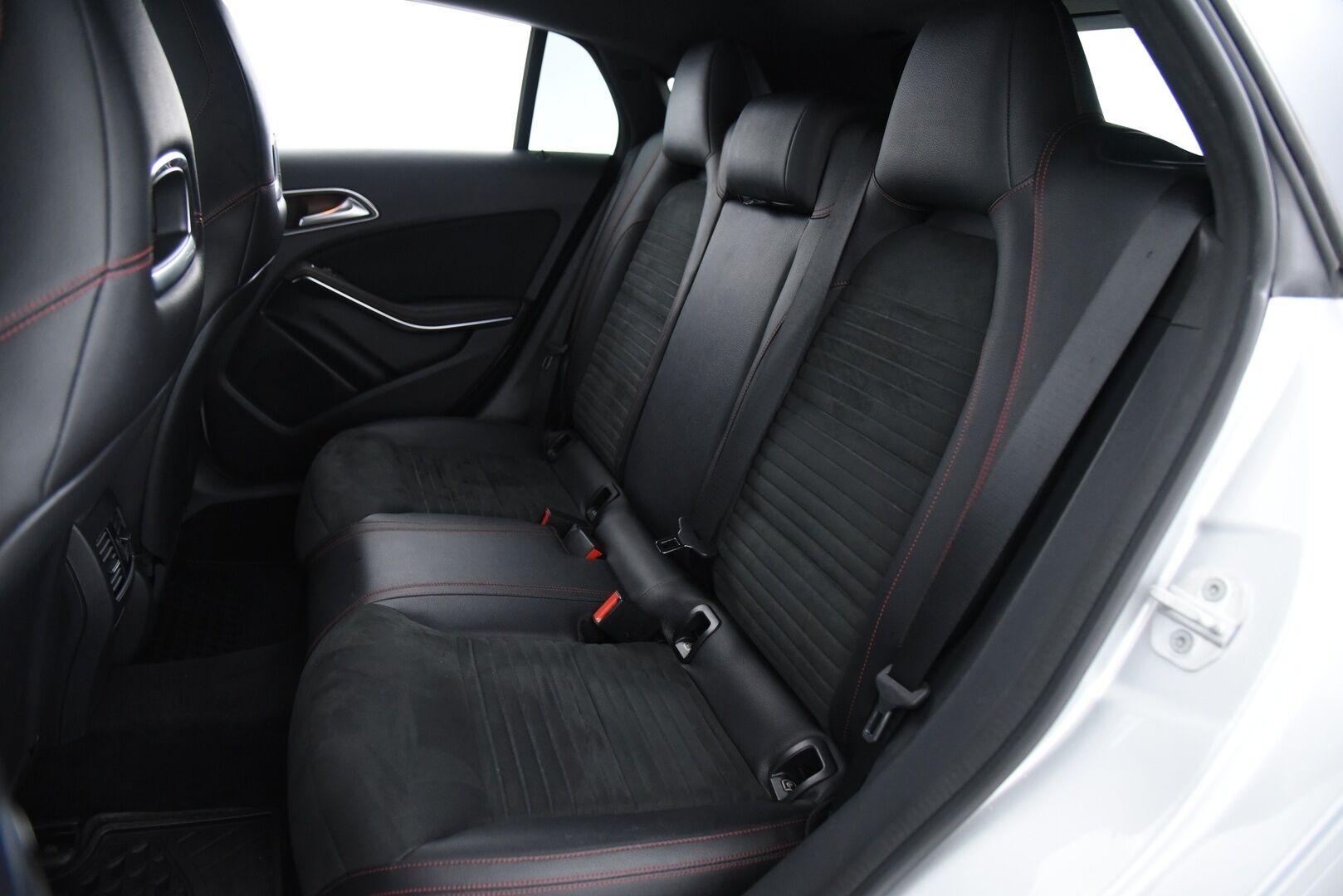 Mercedes-Benz CLA 2016 200 A Shooting Brake Business AMG / Bi-Xenon / Sporttipenkit / Lohkolämmitin - Night-paketti / Bluetooth / Tyylikäs yksilö!