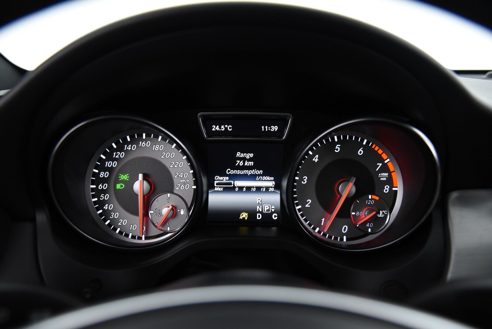 Mercedes-Benz CLA 2016 200 A Shooting Brake Business AMG / Bi-Xenon / Sporttipenkit / Lohkolämmitin - Night-paketti / Bluetooth / Tyylikäs yksilö!