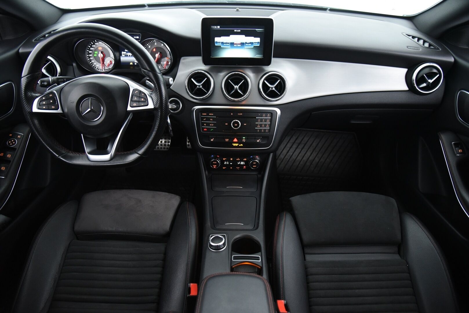 Mercedes-Benz CLA 2016 200 A Shooting Brake Business AMG / Bi-Xenon / Sporttipenkit / Lohkolämmitin - Night-paketti / Bluetooth / Tyylikäs yksilö!