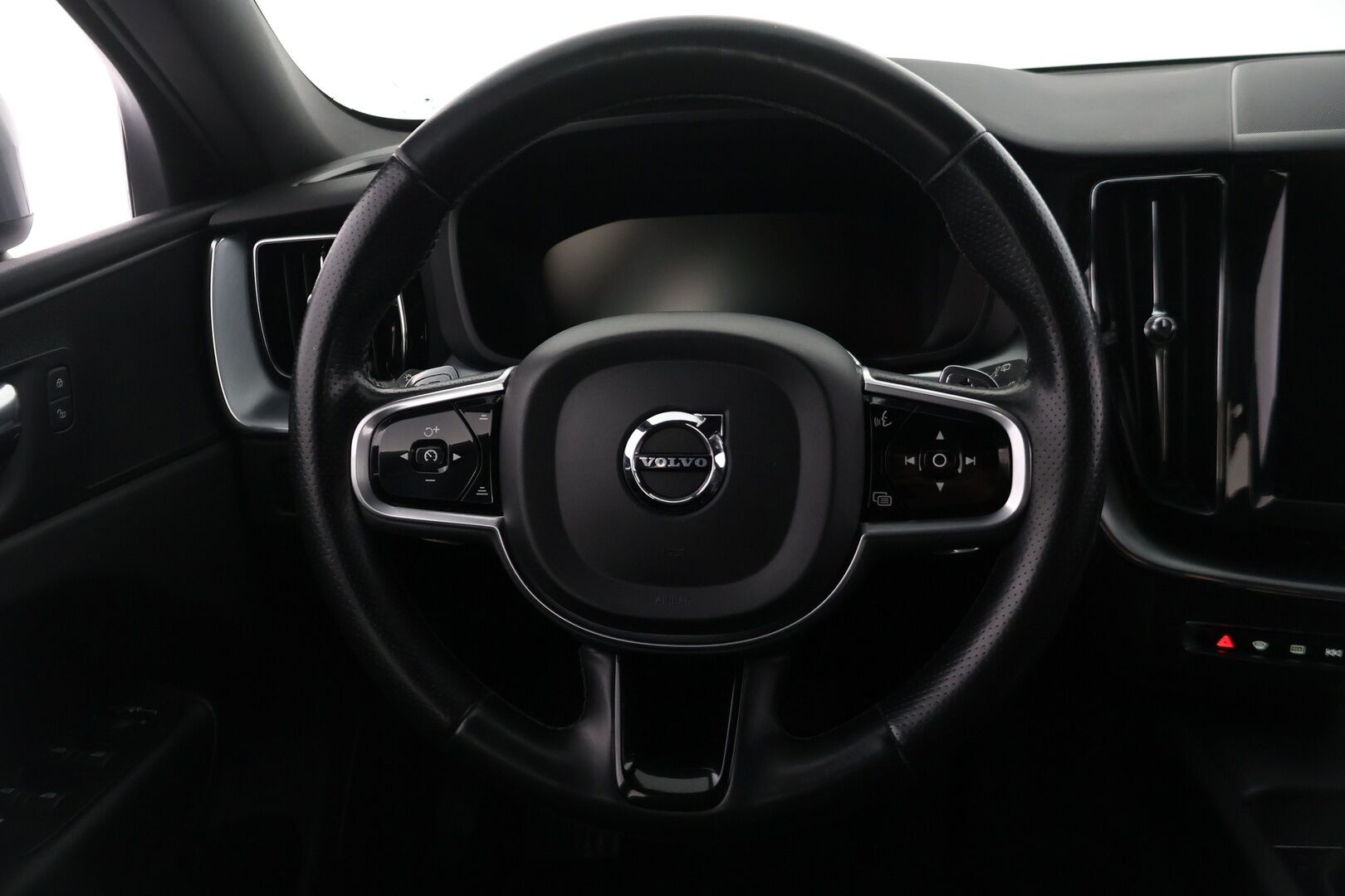 Volvo XC60 2018 D4 AWD Business aut - Ei Adblue | Pilot Assist | HUD | P-Kamera | Webasto | Koukku | Sportti nahat | LED | BLIS