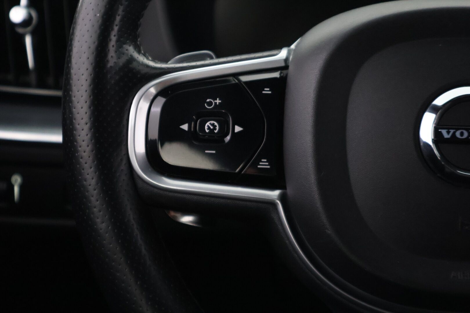 Volvo XC60 2018 D4 AWD Business aut - Ei Adblue | Pilot Assist | HUD | P-Kamera | Webasto | Koukku | Sportti nahat | LED | BLIS