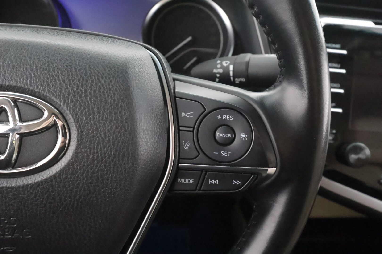 Toyota Camry 2020 2,5 Hybrid Premium Business - | HUD | JBL | ACC | LED | P.Kamera | Sähköpenkit | Nahkaverhoilu | Kaistavahti | Navi | Keyless | Katveavustin | 2-om Suomi-auto | ALV | Kahdet renkaat |