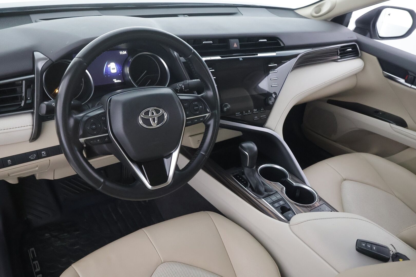 Toyota Camry 2020 2,5 Hybrid Premium Business - | HUD | JBL | ACC | LED | P.Kamera | Sähköpenkit | Nahkaverhoilu | Kaistavahti | Navi | Keyless | Katveavustin | 2-om Suomi-auto | ALV | Kahdet renkaat |