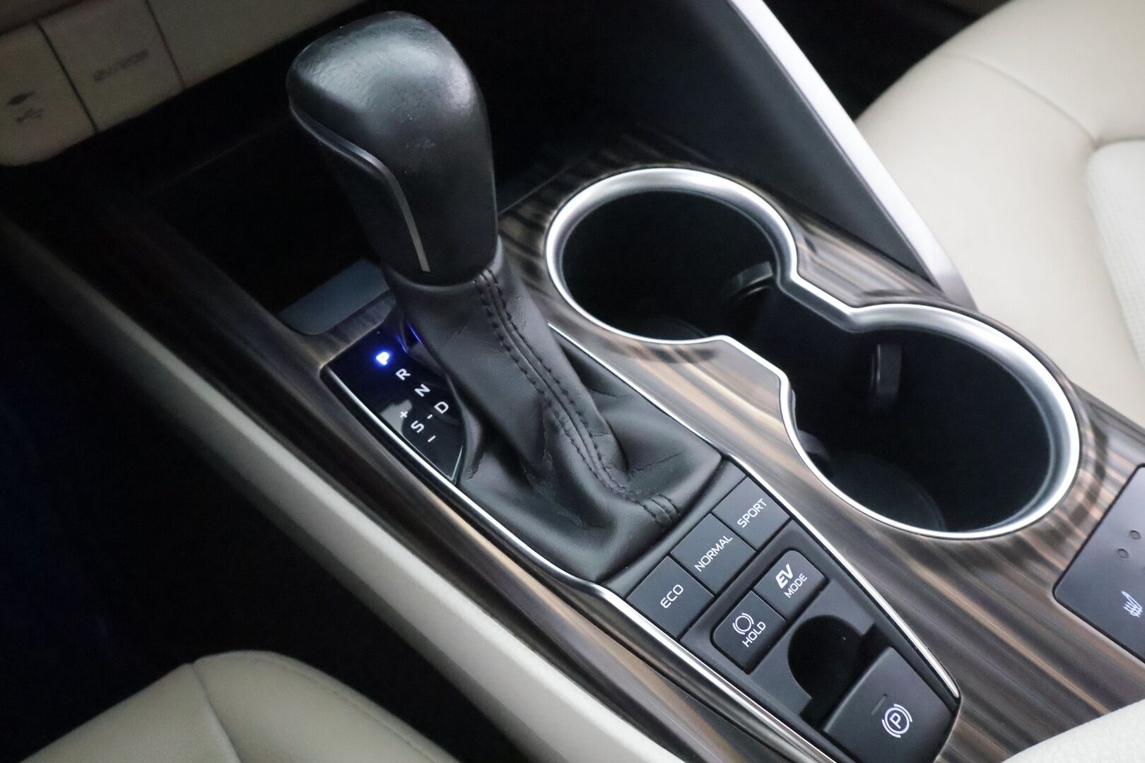 Toyota Camry 2020 2,5 Hybrid Premium Business - | HUD | JBL | ACC | LED | P.Kamera | Sähköpenkit | Nahkaverhoilu | Kaistavahti | Navi | Keyless | Katveavustin | 2-om Suomi-auto | ALV | Kahdet renkaat |