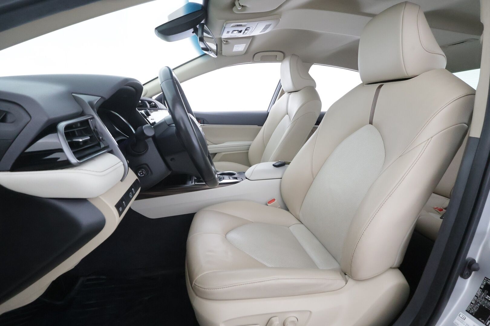 Toyota Camry 2020 2,5 Hybrid Premium Business - | HUD | JBL | ACC | LED | P.Kamera | Sähköpenkit | Nahkaverhoilu | Kaistavahti | Navi | Keyless | Katveavustin | 2-om Suomi-auto | ALV | Kahdet renkaat |