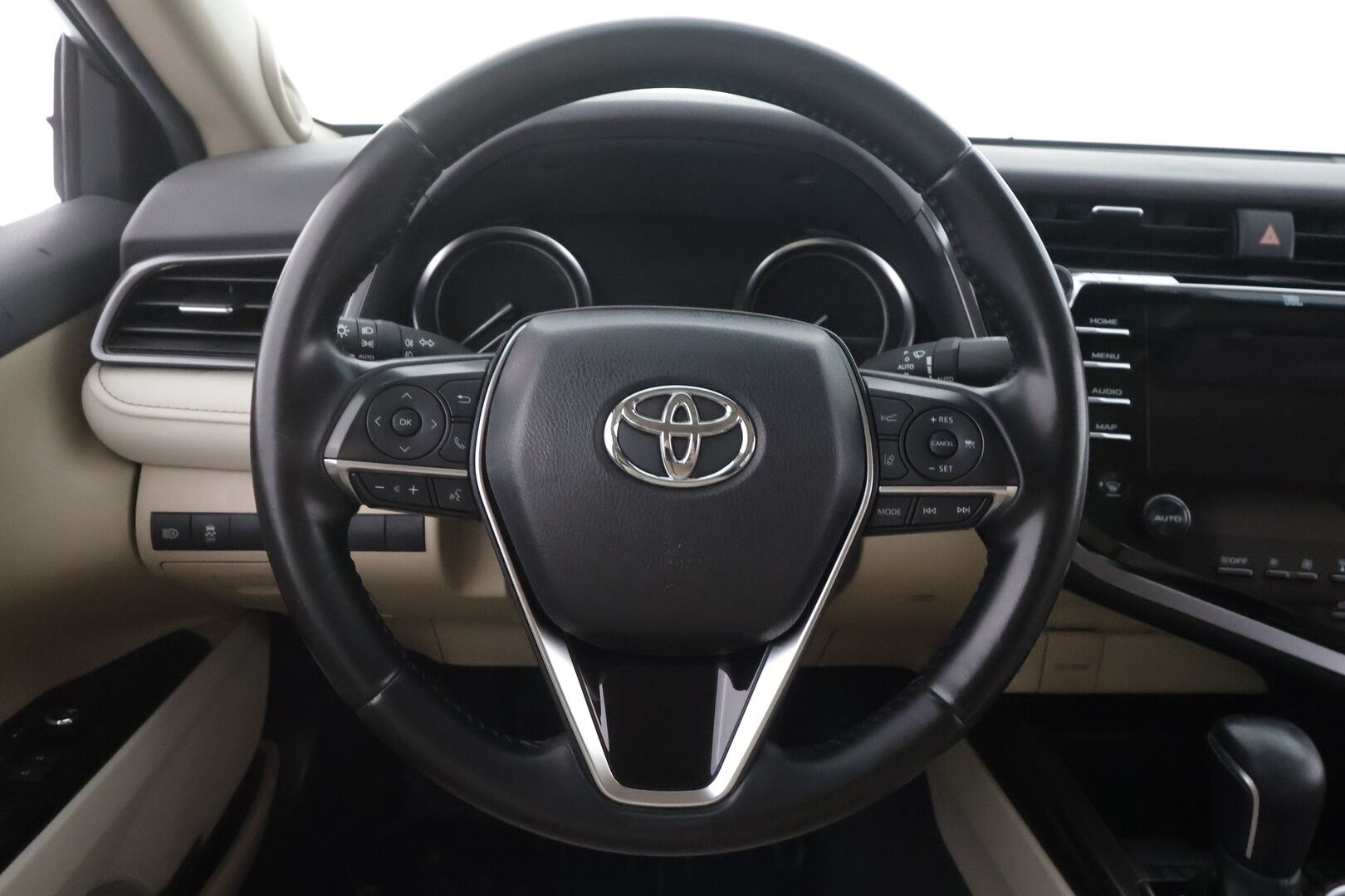 Toyota Camry 2020 2,5 Hybrid Premium Business - | HUD | JBL | ACC | LED | P.Kamera | Sähköpenkit | Nahkaverhoilu | Kaistavahti | Navi | Keyless | Katveavustin | 2-om Suomi-auto | ALV | Kahdet renkaat |