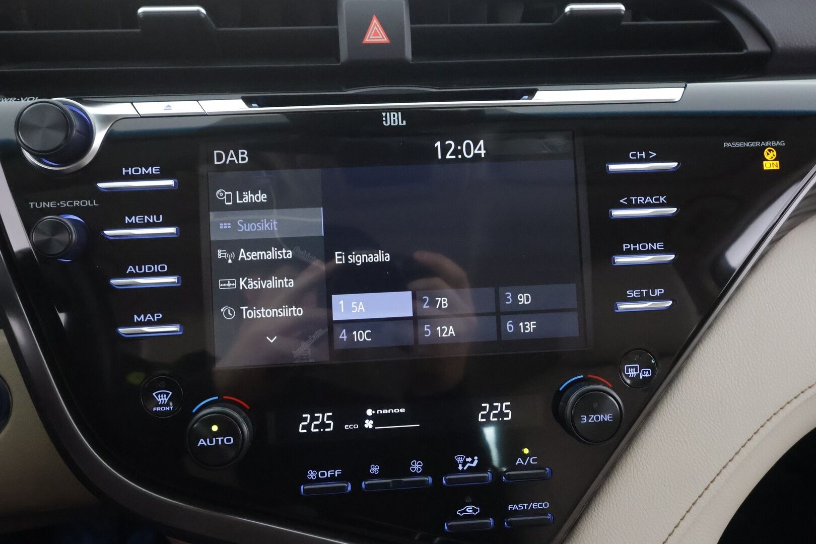 Toyota Camry 2020 2,5 Hybrid Premium Business - | HUD | JBL | ACC | LED | P.Kamera | Sähköpenkit | Nahkaverhoilu | Kaistavahti | Navi | Keyless | Katveavustin | 2-om Suomi-auto | ALV | Kahdet renkaat |