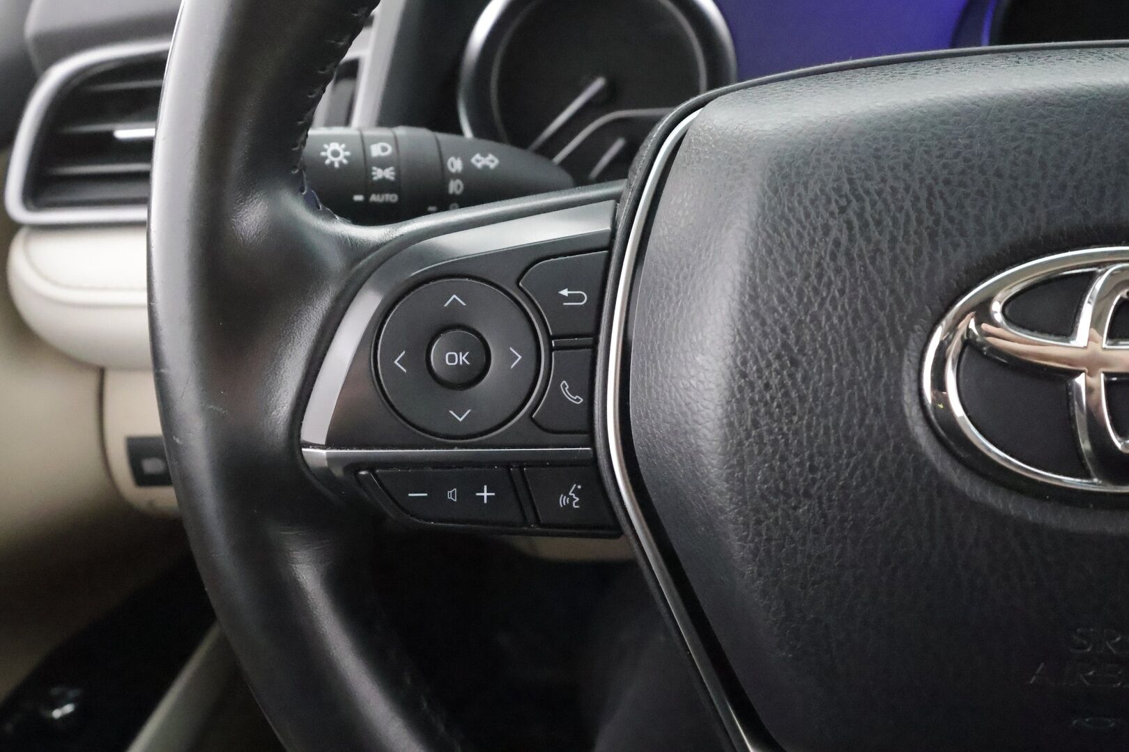 Toyota Camry 2020 2,5 Hybrid Premium Business - | HUD | JBL | ACC | LED | P.Kamera | Sähköpenkit | Nahkaverhoilu | Kaistavahti | Navi | Keyless | Katveavustin | 2-om Suomi-auto | ALV | Kahdet renkaat |
