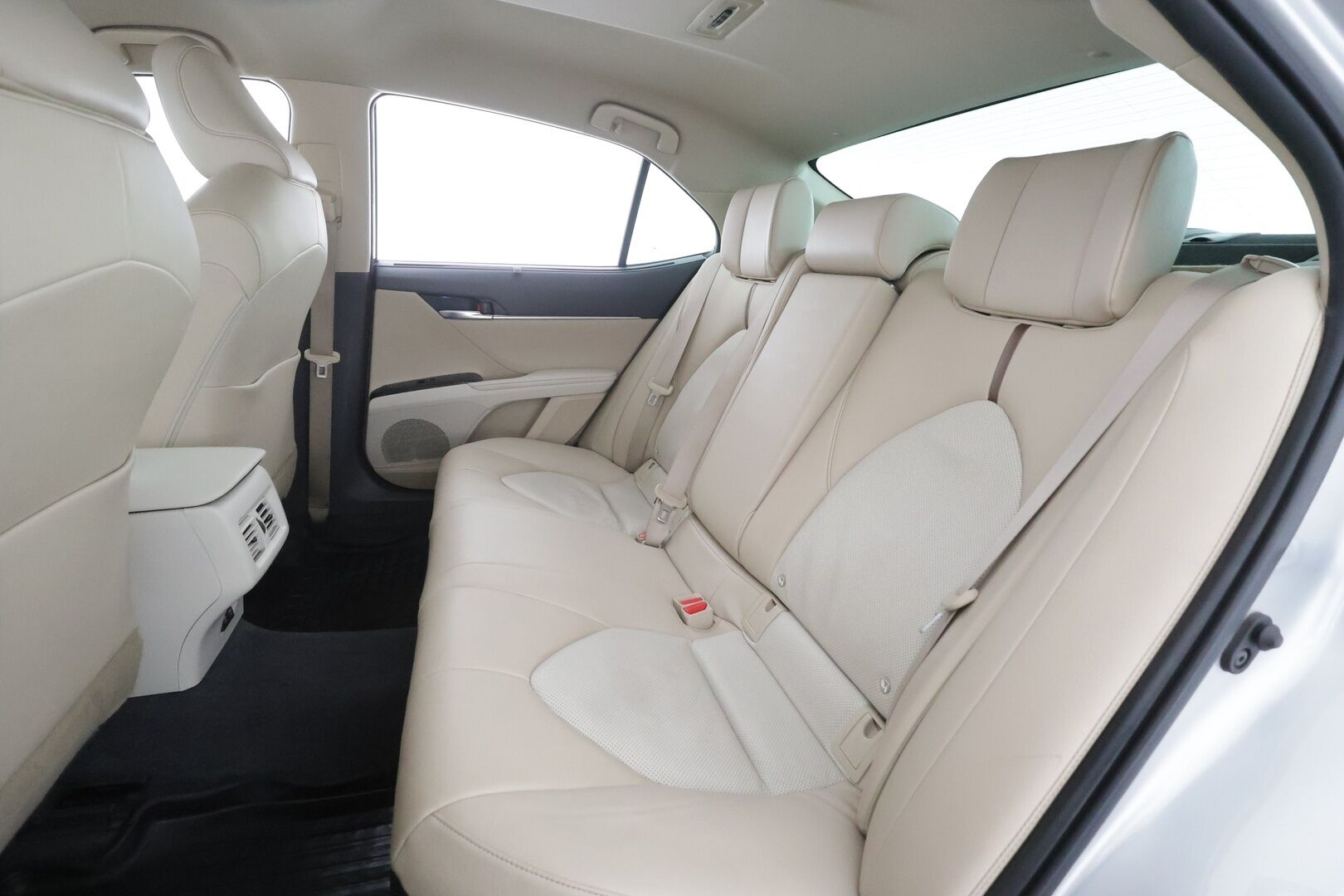 Toyota Camry 2020 2,5 Hybrid Premium Business - | HUD | JBL | ACC | LED | P.Kamera | Sähköpenkit | Nahkaverhoilu | Kaistavahti | Navi | Keyless | Katveavustin | 2-om Suomi-auto | ALV | Kahdet renkaat |