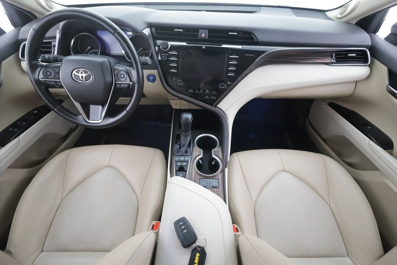 Toyota Camry 2020 2,5 Hybrid Premium Business - | HUD | JBL | ACC | LED | P.Kamera | Sähköpenkit | Nahkaverhoilu | Kaistavahti | Navi | Keyless | Katveavustin | 2-om Suomi-auto | ALV | Kahdet renkaat |