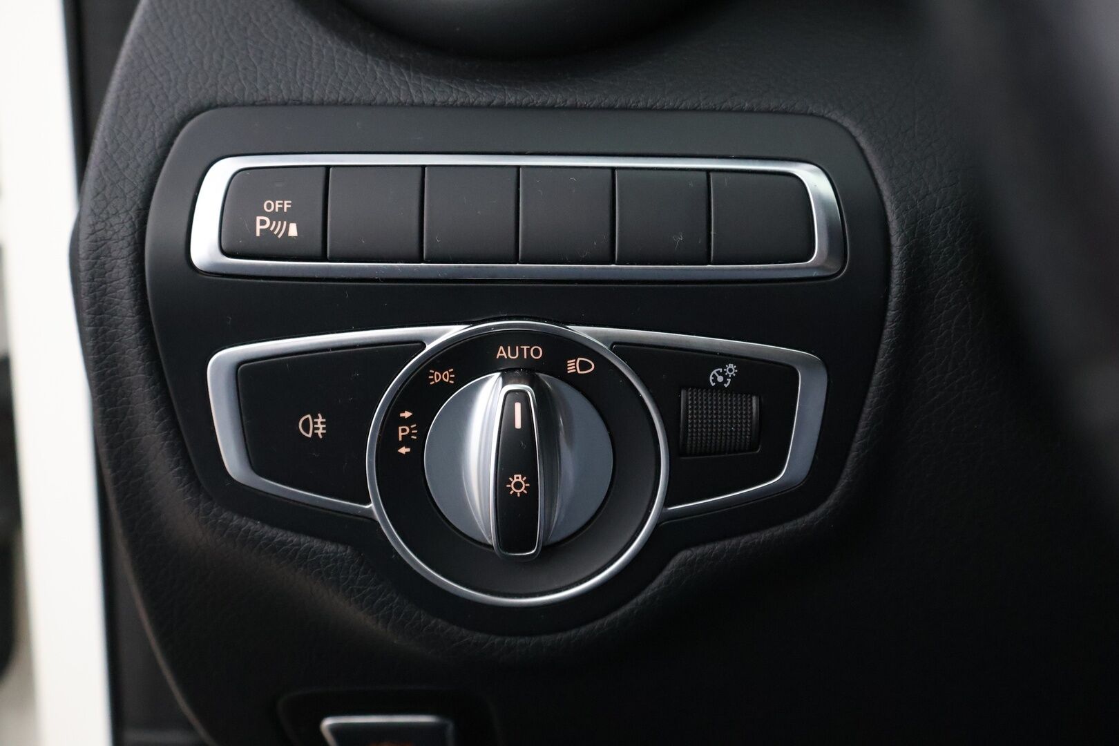 Mercedes-Benz C 2018 350 e T A Premium Business - Lisälämmitin / Ilma-Alusta / Comand Navi / Puolinahat Sähkösäädöin / LED High Performance / Sähköluukku / 2x Todella hyvät renkaat!