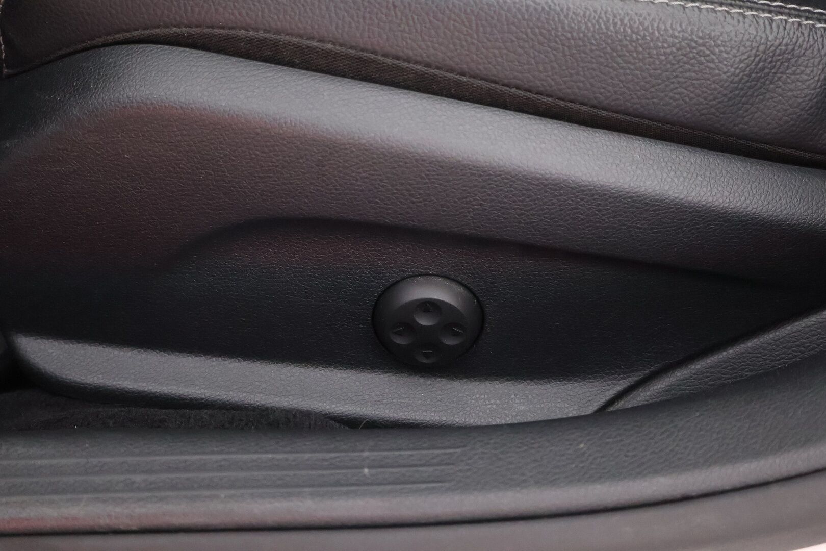 Mercedes-Benz C 2018 350 e T A Premium Business - Lisälämmitin / Ilma-Alusta / Comand Navi / Puolinahat Sähkösäädöin / LED High Performance / Sähköluukku / 2x Todella hyvät renkaat!