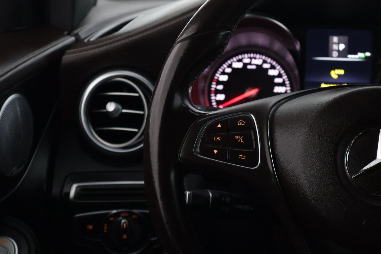 Mercedes-Benz GLC 2018 GLC 350 E 4MATIC * Burmester / P-kamera / Tutkat edessä ja takana / Navi / Sähköpenkit * - * Kahdet renkaat ja vanteet / Alle taittuva vetokoukku *