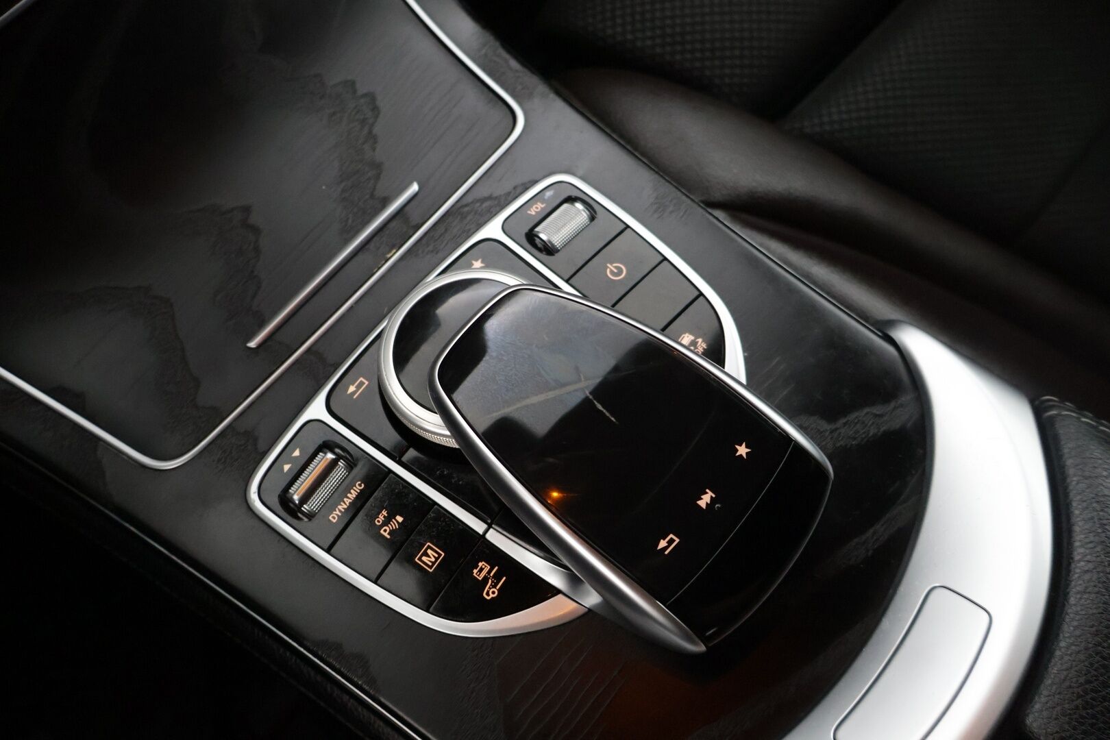 Mercedes-Benz GLC 2018 GLC 350 E 4MATIC * Burmester / P-kamera / Tutkat edessä ja takana / Navi / Sähköpenkit * - * Kahdet renkaat ja vanteet / Alle taittuva vetokoukku *