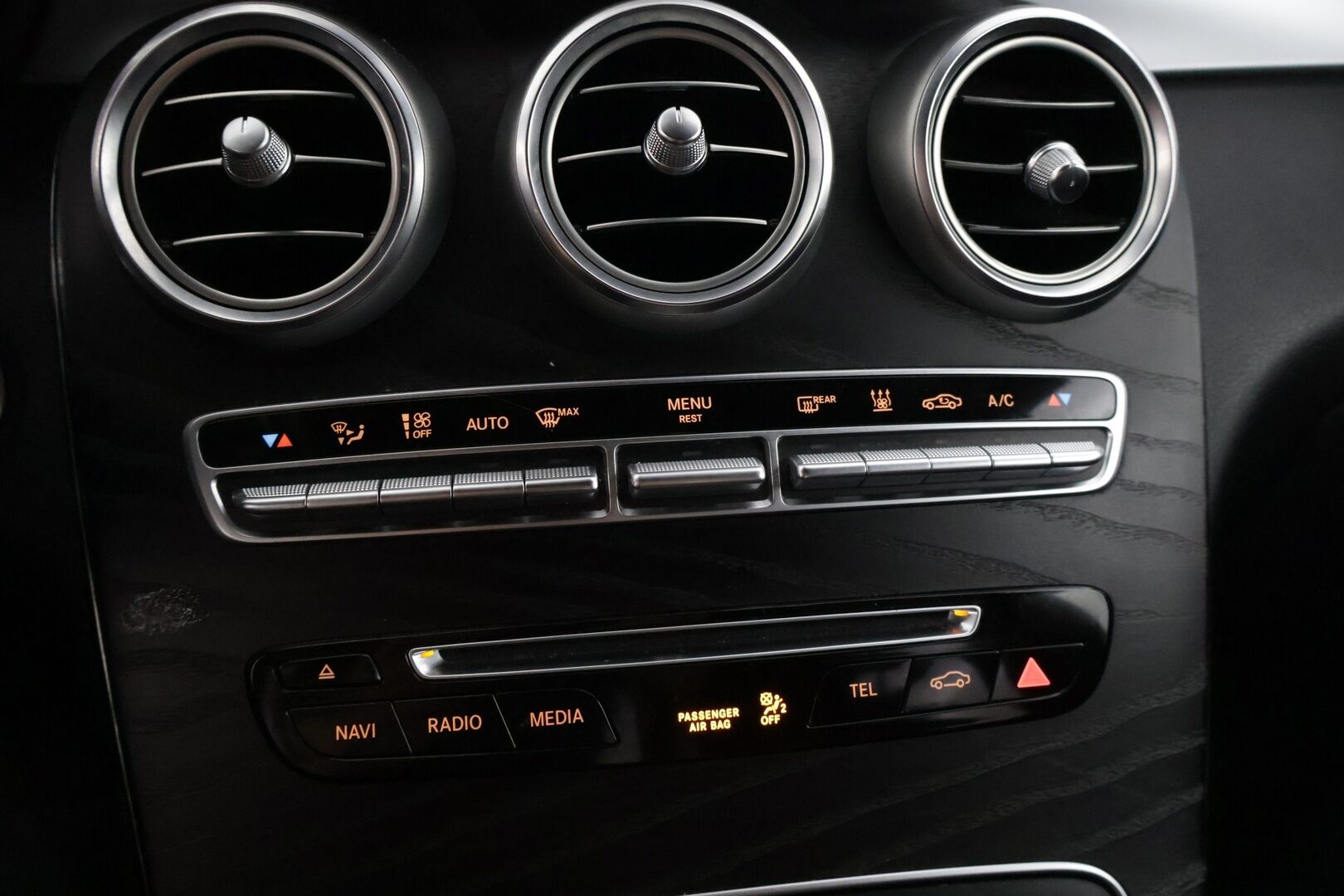 Mercedes-Benz GLC 2018 GLC 350 E 4MATIC * Burmester / P-kamera / Tutkat edessä ja takana / Navi / Sähköpenkit * - * Kahdet renkaat ja vanteet / Alle taittuva vetokoukku *