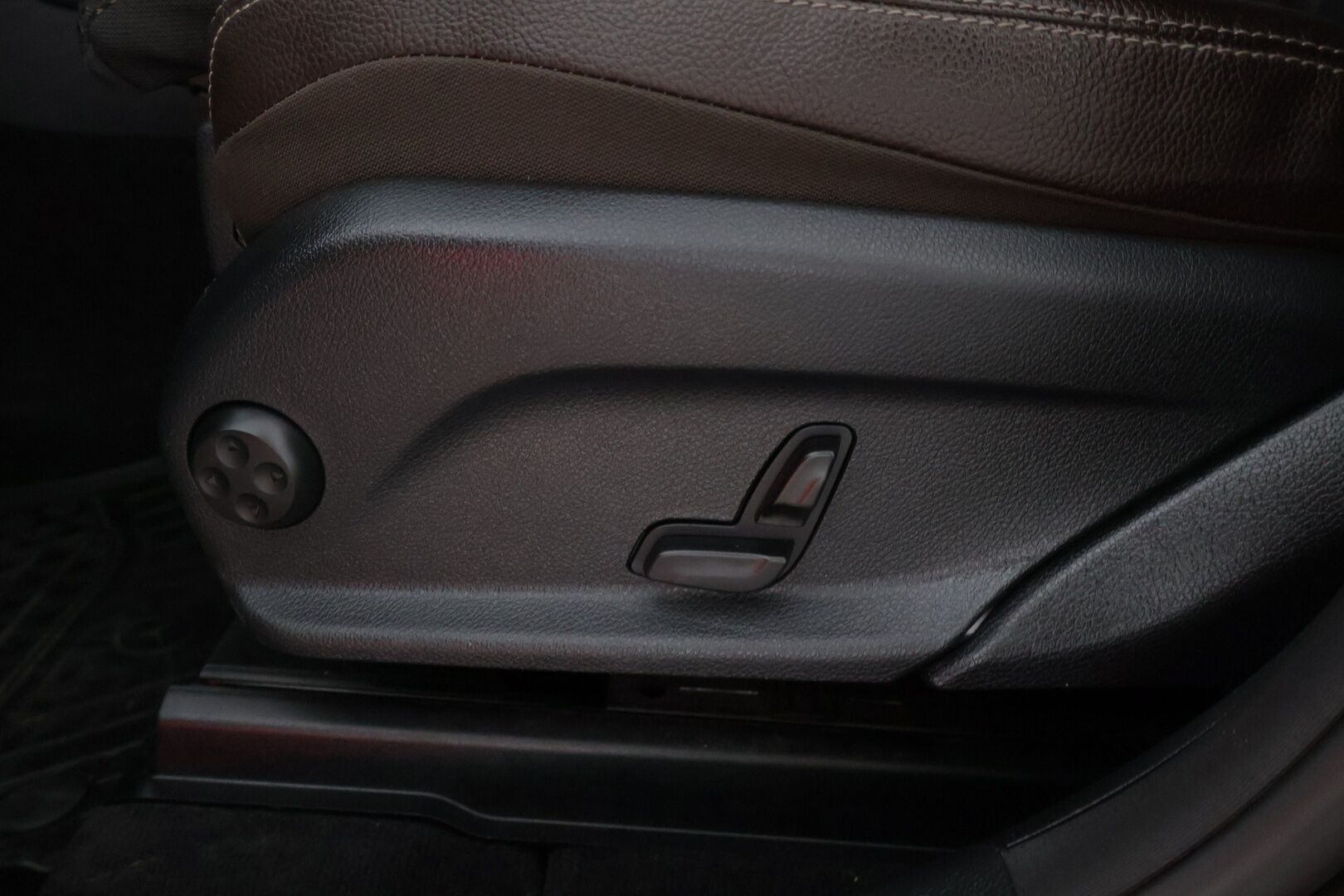 Mercedes-Benz GLC 2018 GLC 350 E 4MATIC * Burmester / P-kamera / Tutkat edessä ja takana / Navi / Sähköpenkit * - * Kahdet renkaat ja vanteet / Alle taittuva vetokoukku *