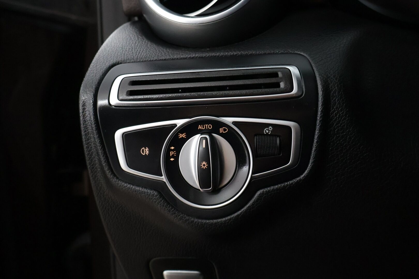 Mercedes-Benz GLC 2018 GLC 350 E 4MATIC * Burmester / P-kamera / Tutkat edessä ja takana / Navi / Sähköpenkit * - * Kahdet renkaat ja vanteet / Alle taittuva vetokoukku *