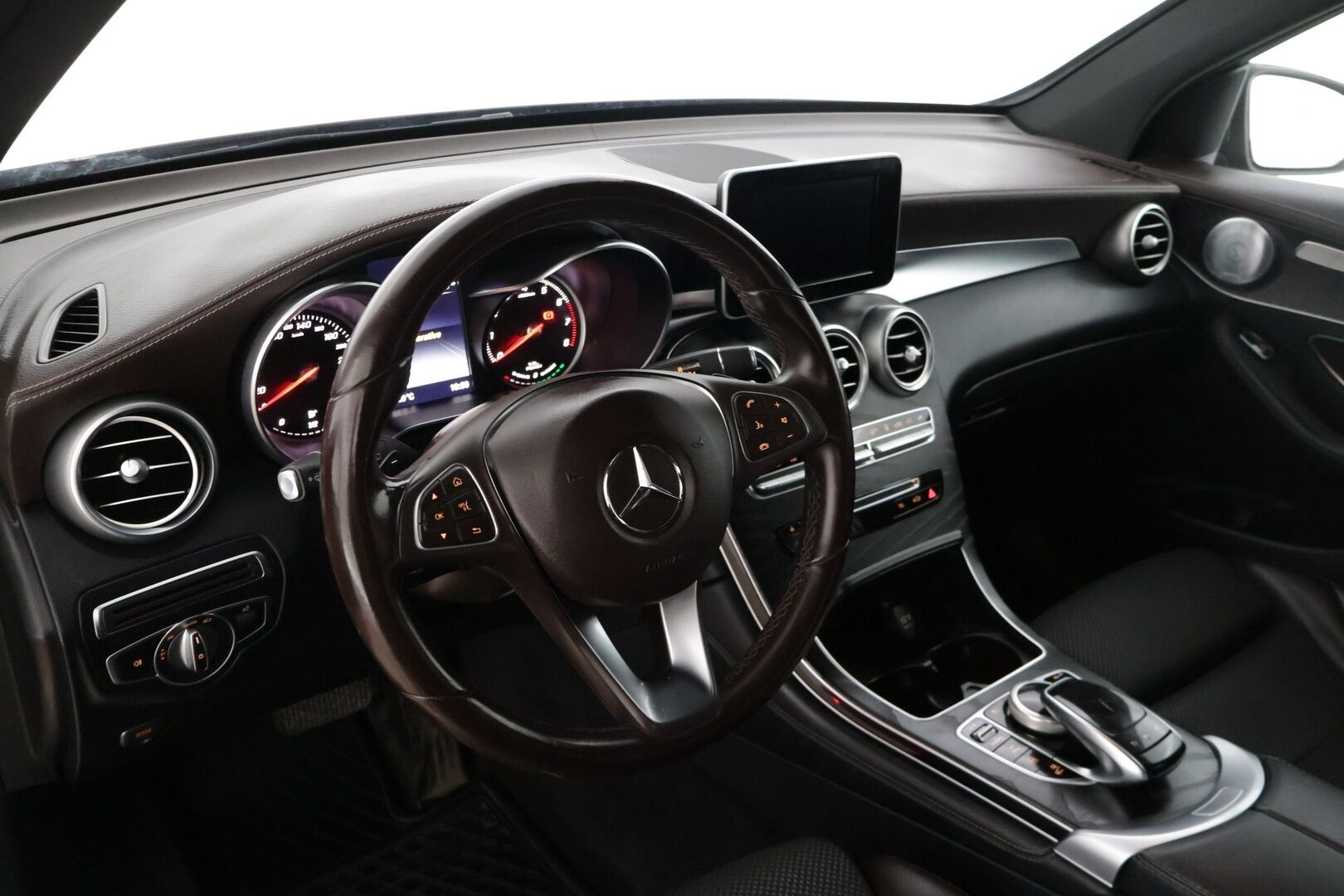 Mercedes-Benz GLC 2018 GLC 350 E 4MATIC * Burmester / P-kamera / Tutkat edessä ja takana / Navi / Sähköpenkit * - * Kahdet renkaat ja vanteet / Alle taittuva vetokoukku *
