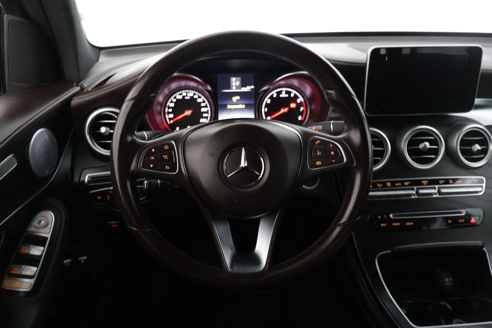 Mercedes-Benz GLC 2018 GLC 350 E 4MATIC * Burmester / P-kamera / Tutkat edessä ja takana / Navi / Sähköpenkit * - * Kahdet renkaat ja vanteet / Alle taittuva vetokoukku *