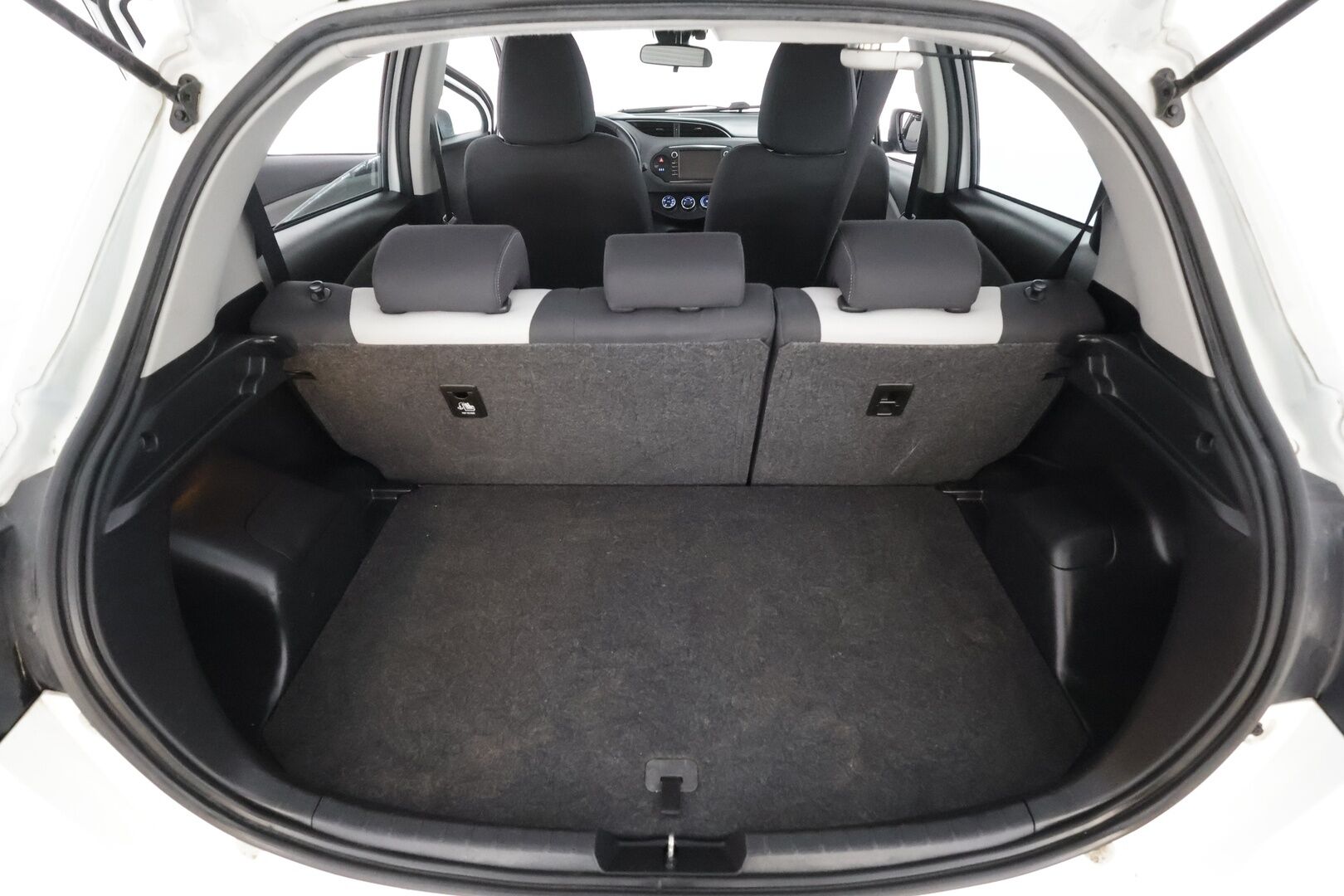 Toyota Yaris 2019 1,5 Dual VVT-i Active 5ov * Vakkari / P.Kamera / Kaistavahti / Bluetooth * - Kahdet renkaat aluvanteilla / Merkkihuollettu - HULLUT AVAJAISHULINAT KORKOTARJOUS 3,29 %