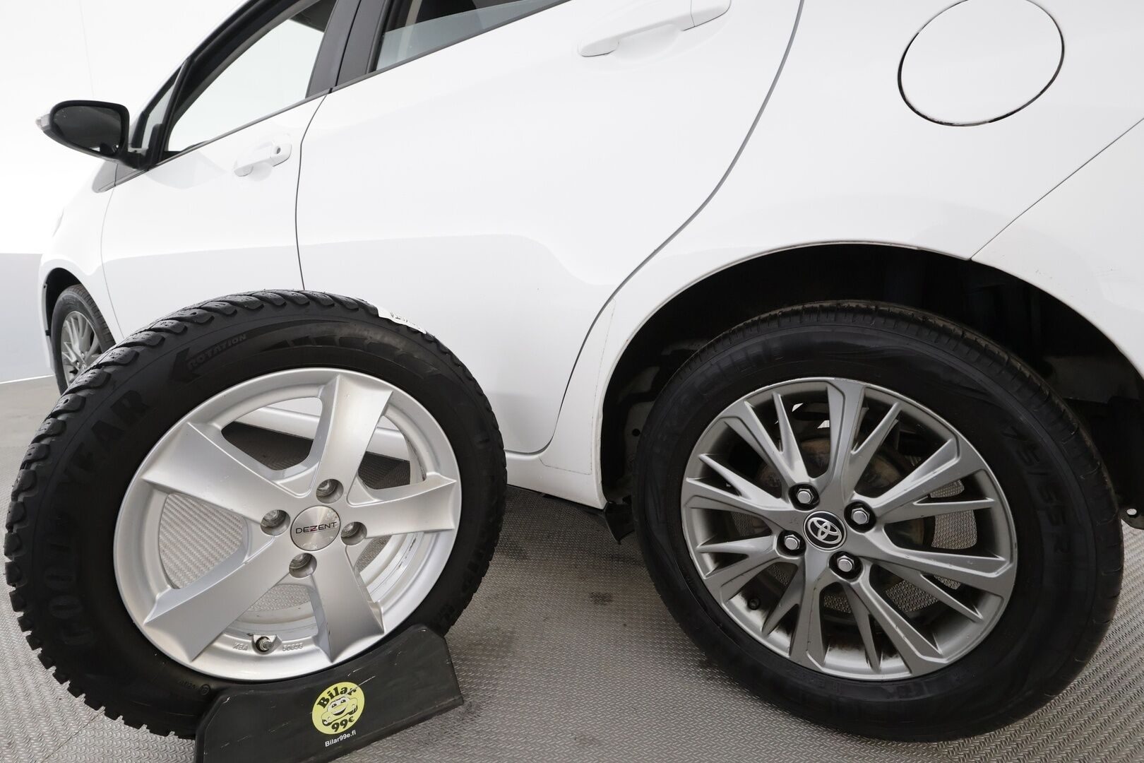 Toyota Yaris 2019 1,5 Dual VVT-i Active 5ov * Vakkari / P.Kamera / Kaistavahti / Bluetooth * - Kahdet renkaat aluvanteilla / Merkkihuollettu - HULLUT AVAJAISHULINAT KORKOTARJOUS 3,29 %