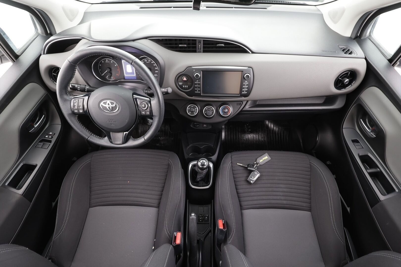 Toyota Yaris 2019 1,5 Dual VVT-i Active 5ov * Vakkari / P.Kamera / Kaistavahti / Bluetooth * - Kahdet renkaat aluvanteilla / Merkkihuollettu - HULLUT AVAJAISHULINAT KORKOTARJOUS 3,29 %