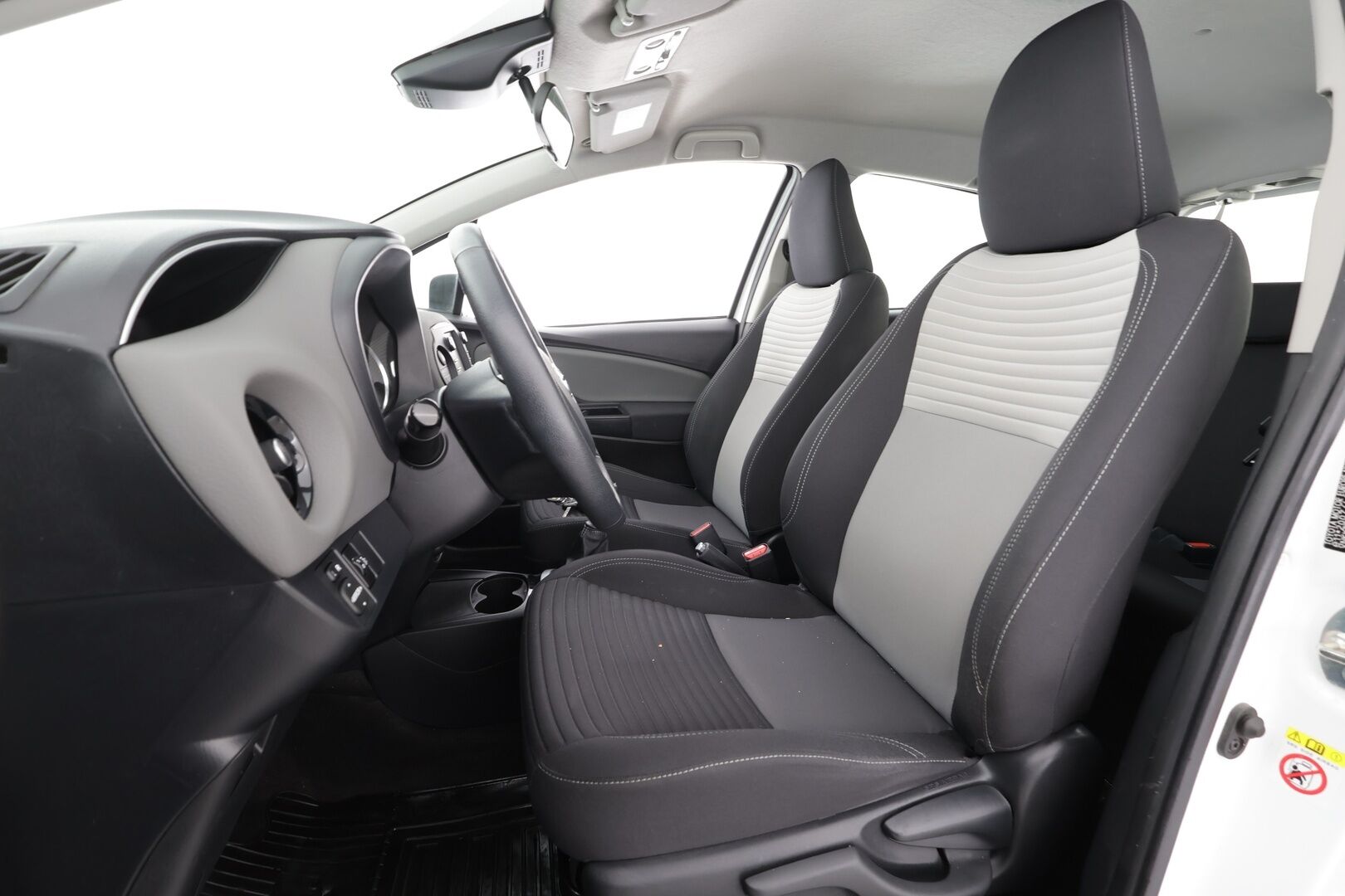 Toyota Yaris 2019 1,5 Dual VVT-i Active 5ov * Vakkari / P.Kamera / Kaistavahti / Bluetooth * - Kahdet renkaat aluvanteilla / Merkkihuollettu - HULLUT AVAJAISHULINAT KORKOTARJOUS 3,29 %