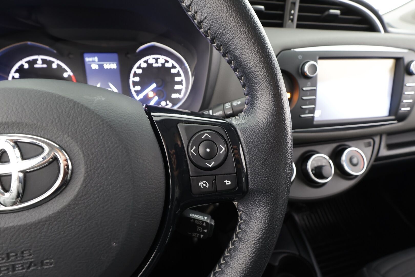 Toyota Yaris 2019 1,5 Dual VVT-i Active 5ov * Vakkari / P.Kamera / Kaistavahti / Bluetooth * - Kahdet renkaat aluvanteilla / Merkkihuollettu - HULLUT AVAJAISHULINAT KORKOTARJOUS 3,29 %