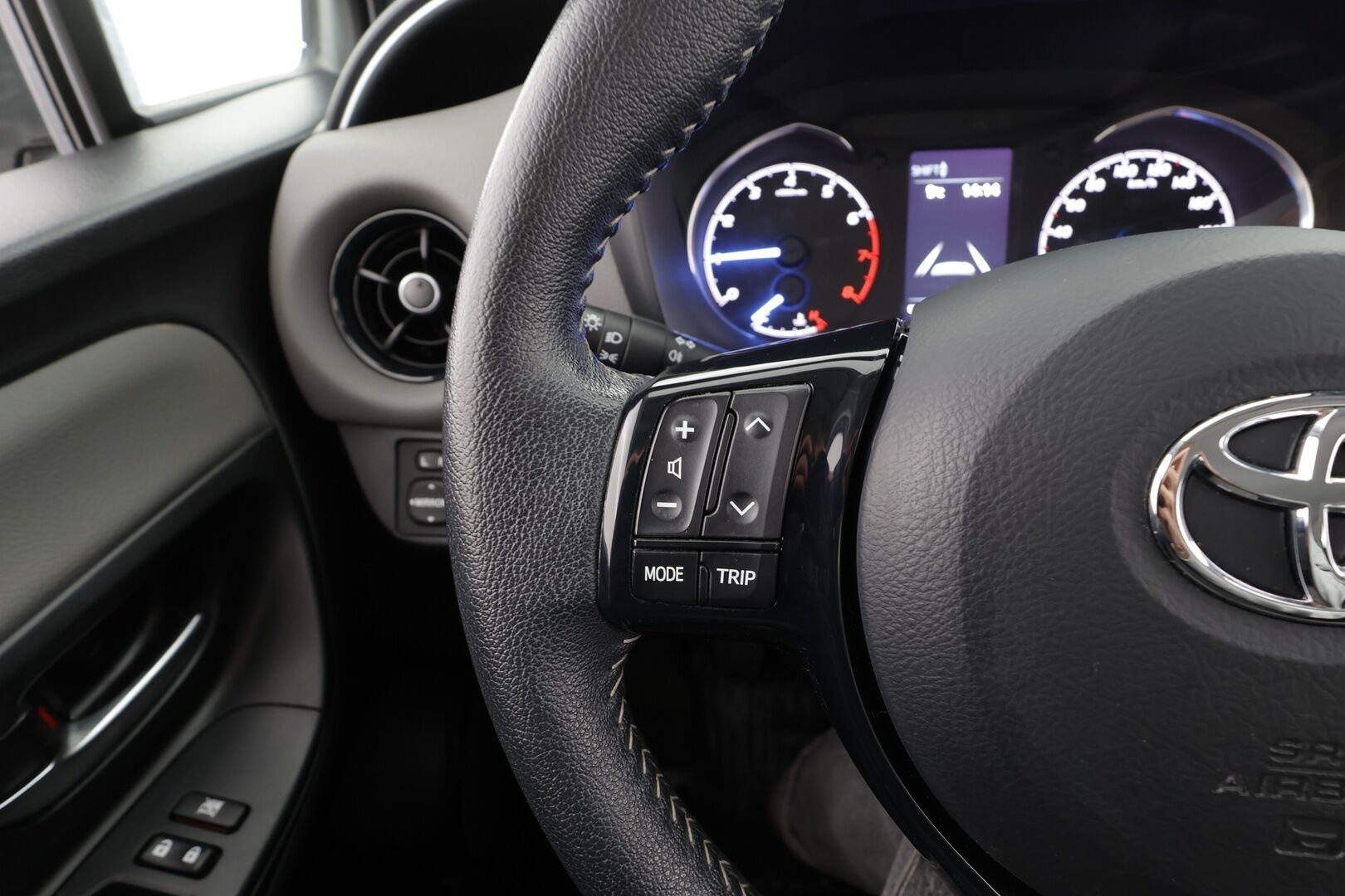 Toyota Yaris 2019 1,5 Dual VVT-i Active 5ov * Vakkari / P.Kamera / Kaistavahti / Bluetooth * - Kahdet renkaat aluvanteilla / Merkkihuollettu - HULLUT AVAJAISHULINAT KORKOTARJOUS 3,29 %