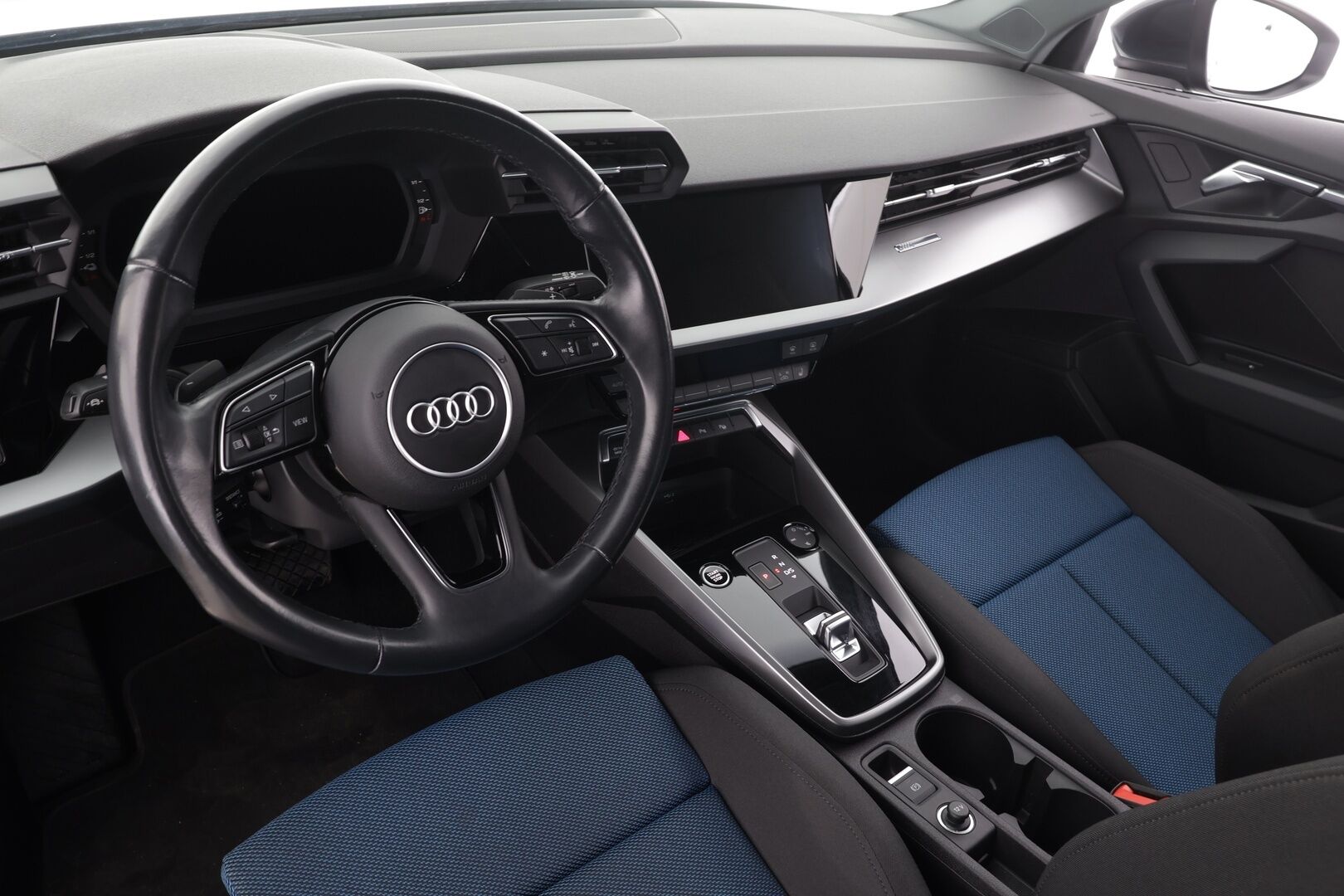 Audi A3 2021 Sportback 1,4 TFSI e-tron S tronic * ACC / LED / P.tutkat / Sportpenkit / Kaistavahti * - Suomi-auto / 2x Latauskaapelit / Kahdet renkaat aluvanteilla