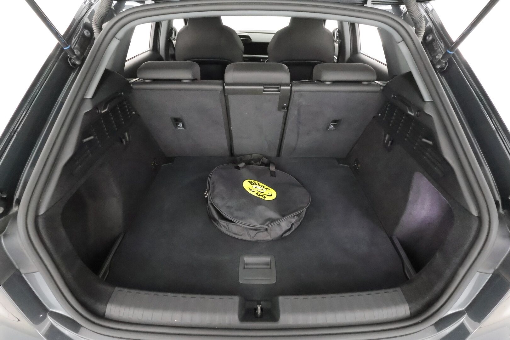 Audi A3 2021 Sportback 1,4 TFSI e-tron S tronic * ACC / LED / P.tutkat / Sportpenkit / Kaistavahti * - Suomi-auto / 2x Latauskaapelit / Kahdet renkaat aluvanteilla