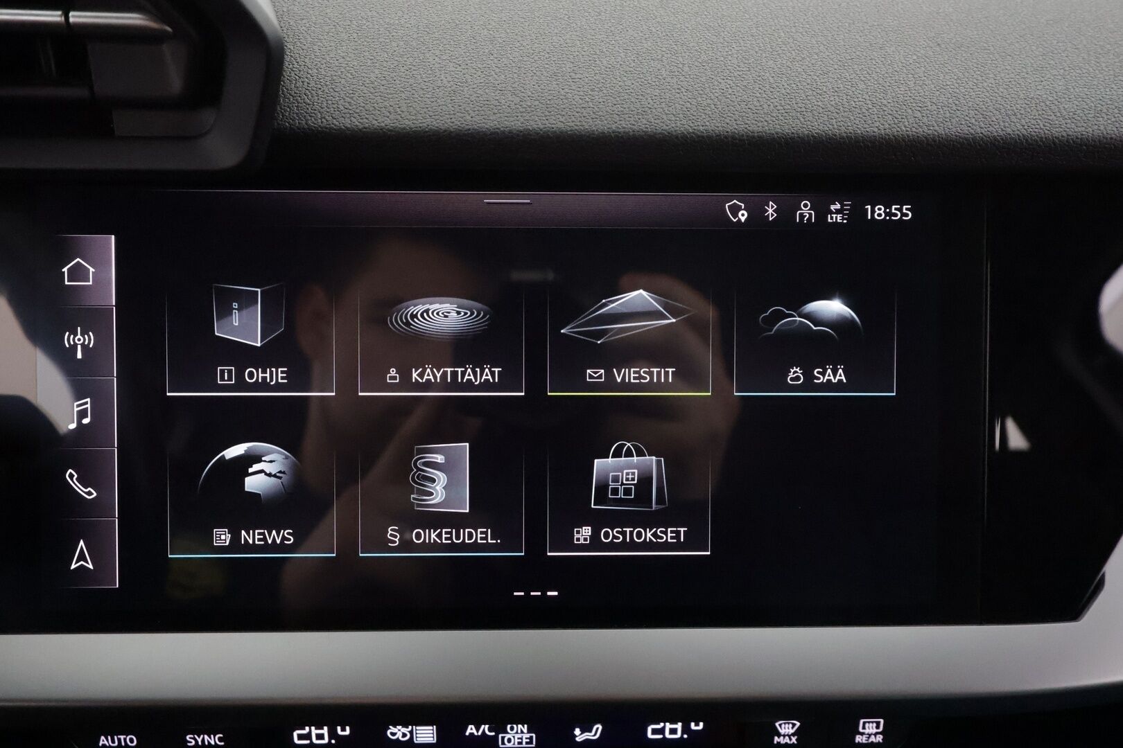 Audi A3 2021 Sportback 1,4 TFSI e-tron S tronic * ACC / LED / P.tutkat / Sportpenkit / Kaistavahti * - Suomi-auto / 2x Latauskaapelit / Kahdet renkaat aluvanteilla