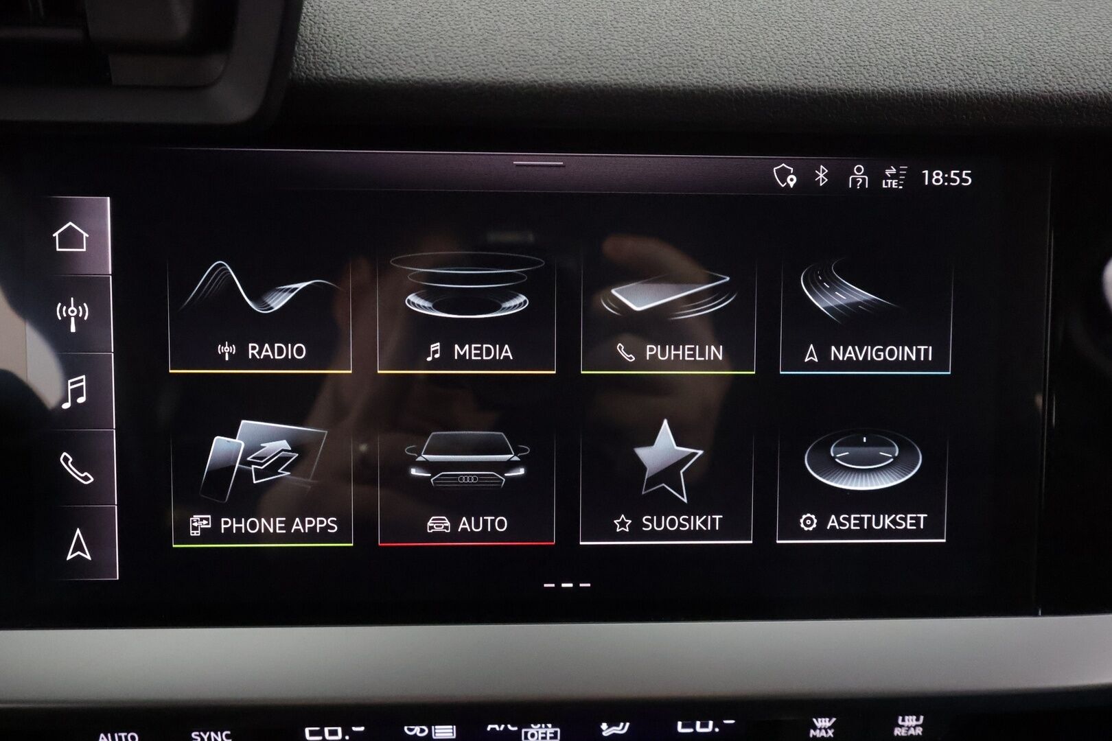 Audi A3 2021 Sportback 1,4 TFSI e-tron S tronic * ACC / LED / P.tutkat / Sportpenkit / Kaistavahti * - Suomi-auto / 2x Latauskaapelit / Kahdet renkaat aluvanteilla