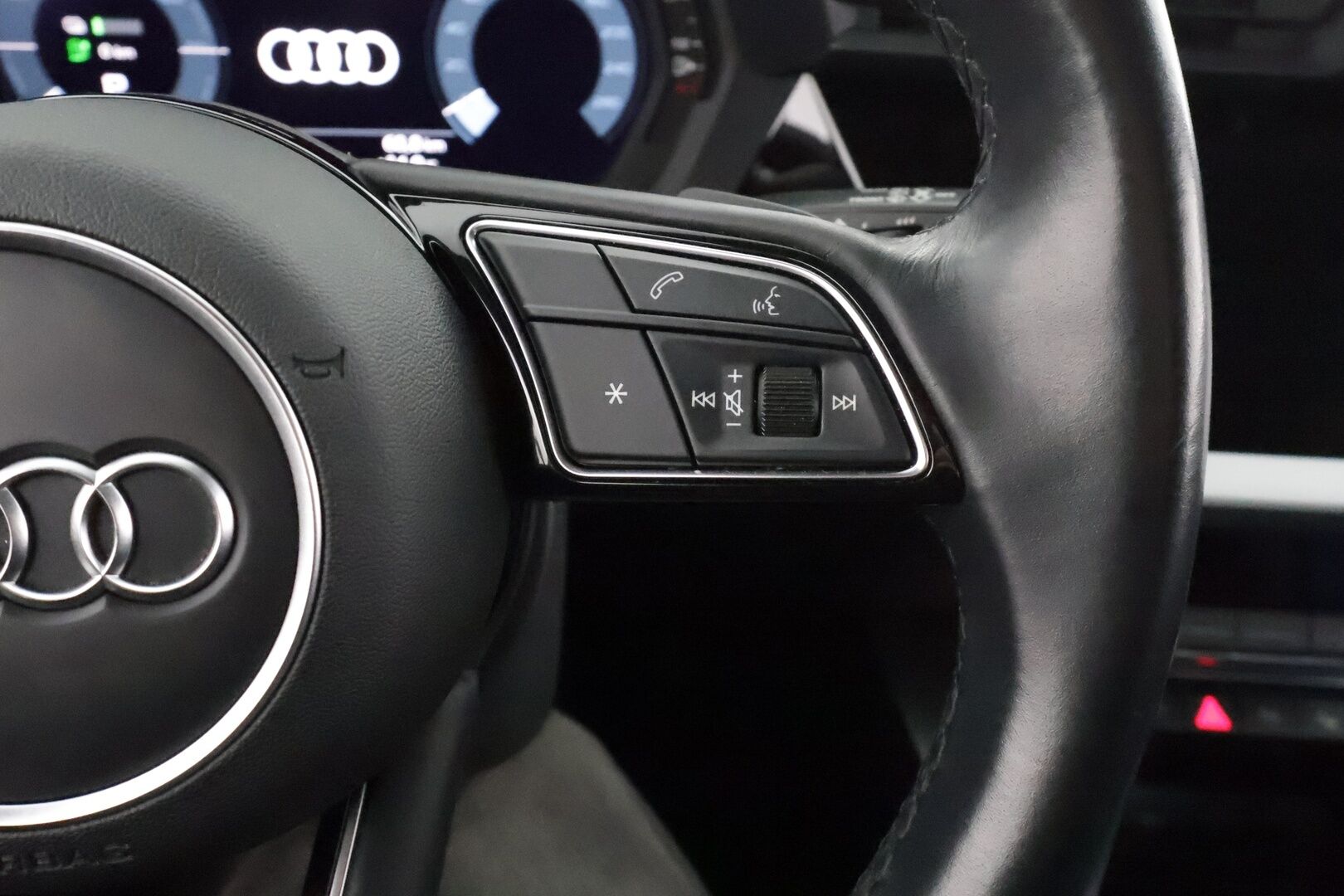 Audi A3 2021 Sportback 1,4 TFSI e-tron S tronic * ACC / LED / P.tutkat / Sportpenkit / Kaistavahti * - Suomi-auto / 2x Latauskaapelit / Kahdet renkaat aluvanteilla