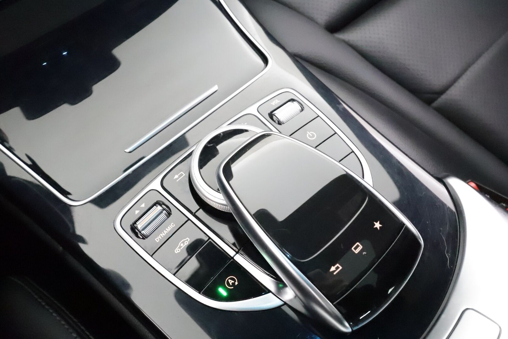 Mercedes-Benz C 2016 220 d 4Matic T A Premium Business * Panorama / HUD / Ilma-alusta / Koukku / ILS-LED / Sportnahat / P.kamera / Keyless * - Kahdet renkaat