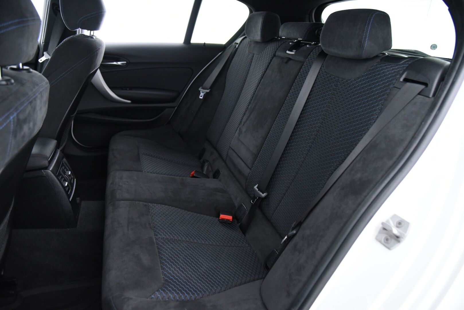 BMW 118 2017 1-sarja F20 Hatchback 118i A Business M Sport / Hifi / LED / P.kamera / Shadow Line - P.Tutkat / Ratinlämmitys / Kattoluukku / Navi
