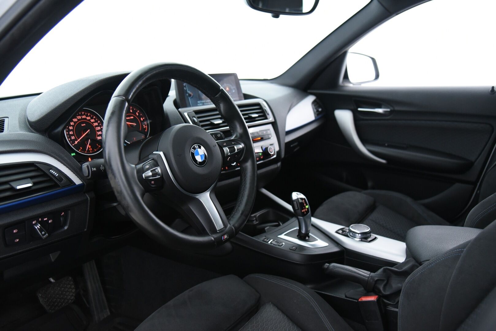 BMW 118 2017 1-sarja F20 Hatchback 118i A Business M Sport / Hifi / LED / P.kamera / Shadow Line - P.Tutkat / Ratinlämmitys / Kattoluukku / Navi
