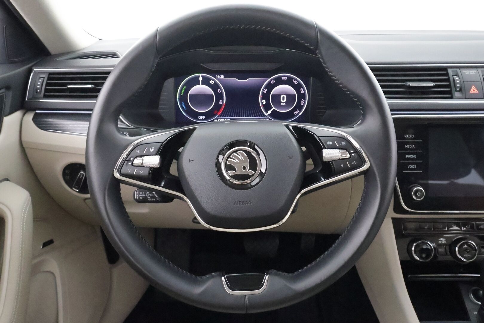 Skoda Superb 2021 Combi 1,4 TSI PHEV Style iV DSG Autom. * Adapt.Vakkari / Canton / Vetokoukku / Crystal Light / Peruutuskamera / Muistipenkit - 1.Om Suomi-auto / Merkkihuollettu / Kahdet Renkaat - HULLUT AVAJAISHULINAT KORKOTARJOUS 3,29 %