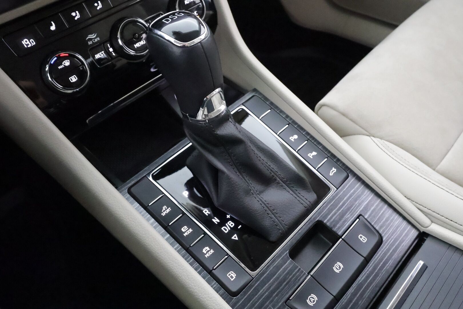 Skoda Superb 2021 Combi 1,4 TSI PHEV Style iV DSG Autom. * Adapt.Vakkari / Canton / Vetokoukku / Crystal Light / Peruutuskamera / Muistipenkit - 1.Om Suomi-auto / Merkkihuollettu / Kahdet Renkaat - HULLUT AVAJAISHULINAT KORKOTARJOUS 3,29 %