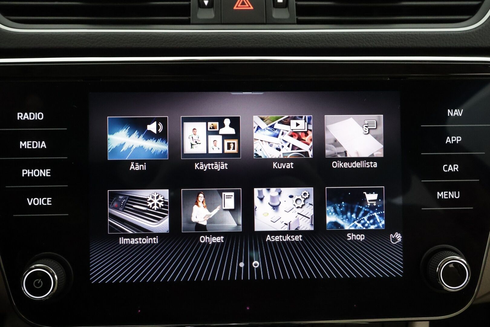 Skoda Superb 2021 Combi 1,4 TSI PHEV Style iV DSG Autom. * Adapt.Vakkari / Canton / Vetokoukku / Crystal Light / Peruutuskamera / Muistipenkit - 1.Om Suomi-auto / Merkkihuollettu / Kahdet Renkaat - HULLUT AVAJAISHULINAT KORKOTARJOUS 3,29 %