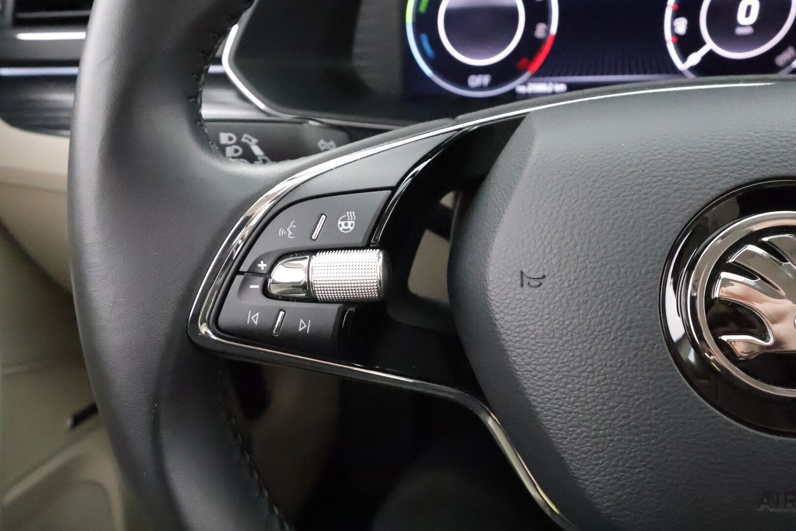 Skoda Superb 2021 Combi 1,4 TSI PHEV Style iV DSG Autom. * Adapt.Vakkari / Canton / Vetokoukku / Crystal Light / Peruutuskamera / Muistipenkit - 1.Om Suomi-auto / Merkkihuollettu / Kahdet Renkaat - HULLUT AVAJAISHULINAT KORKOTARJOUS 3,29 %