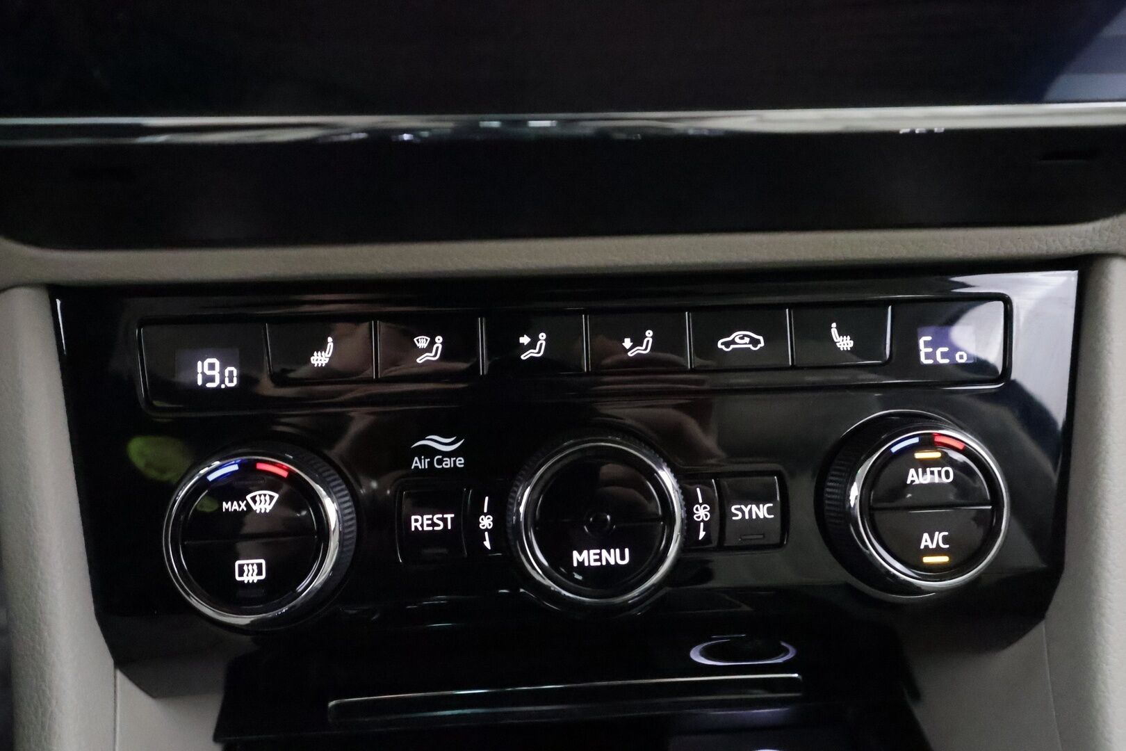 Skoda Superb 2021 Combi 1,4 TSI PHEV Style iV DSG Autom. * Adapt.Vakkari / Canton / Vetokoukku / Crystal Light / Peruutuskamera / Muistipenkit - 1.Om Suomi-auto / Merkkihuollettu / Kahdet Renkaat - HULLUT AVAJAISHULINAT KORKOTARJOUS 3,29 %